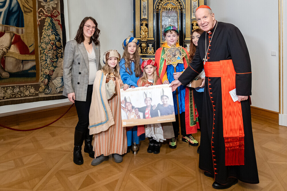 Sternsinger 2024 zu Besuch bei Kardinal Christoph Schönborn.