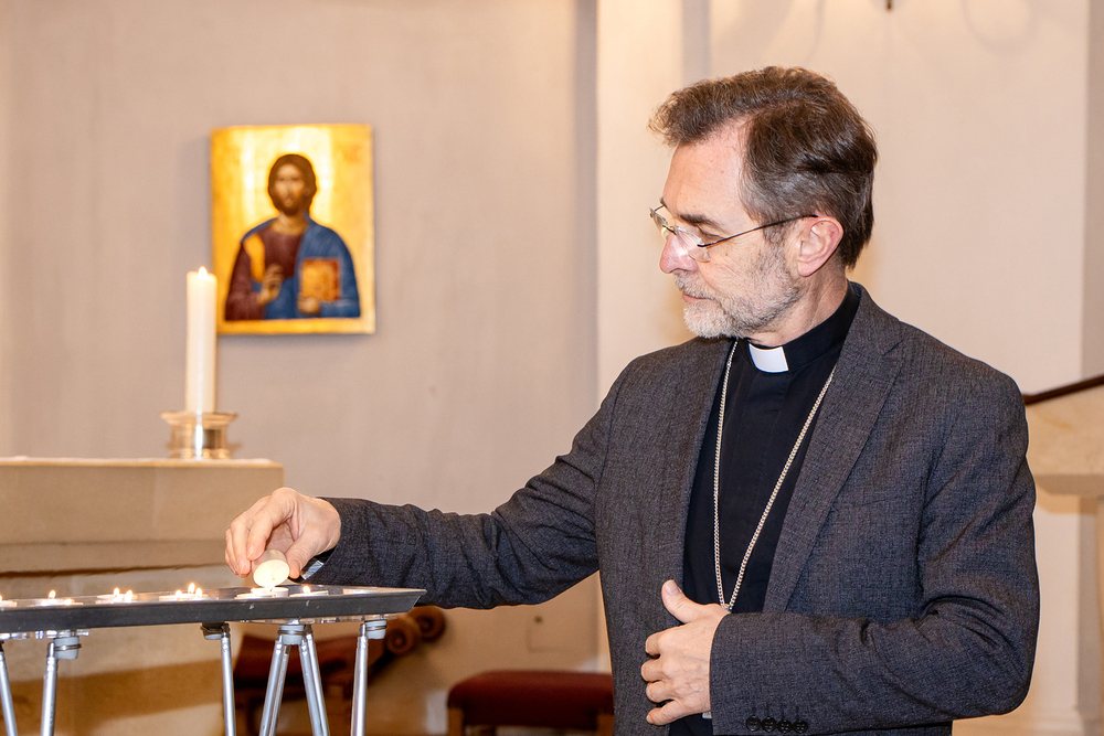 Erzbischof entzündet Kerze / Erzdiözese Wien/Stephan Schönlaub Erzbischof entzündet Kerze