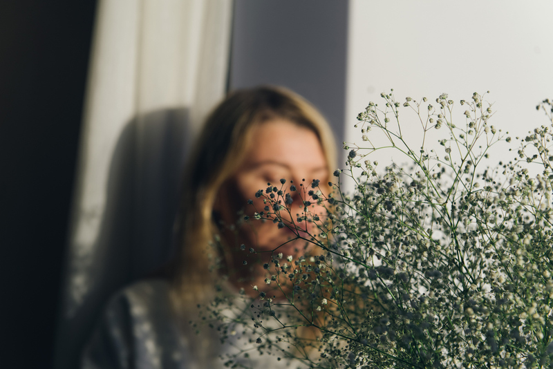 Frau alleine mit Blumen