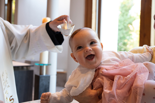 Taufe mit Weihwasser / Erzdiözese Wien/ Schönlaub Getellte Szene, Pfarre Ober St. Veit